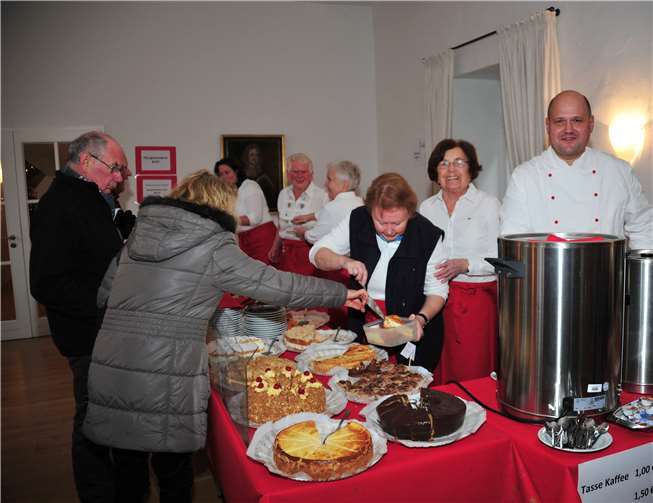 Das reichhaltige Kuchenbuffet lädt zum Verweilen ein. privat