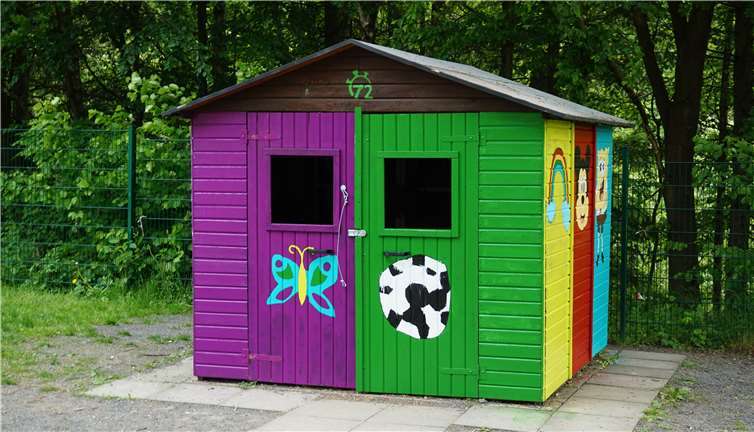 Das renovierte Spielgerätehaus.