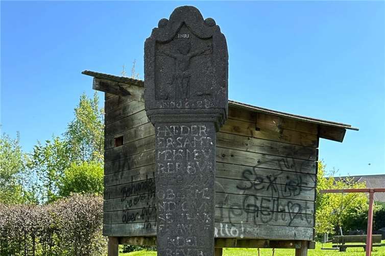 Das restaurierte Wegekreuz aus dem Jahr 1642 wurde an seinem ursprünglichen Standort in Großfindel aufgestellt.  Foto: privat