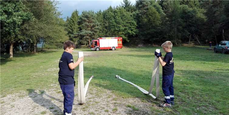 Das richtige Einrollen der Schläuche will gelernt sein.