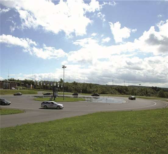 Das richtige Fahrverhalten bei Stau, Regen usw. kann man bei einem Fahrsicherheitstraining lernen.privat