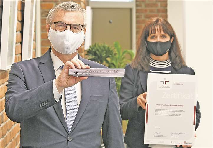 „Das richtige Maß als personalbewusster Arbeitgeber – nicht nur in Corona-Zeiten“: Landrat Dr. Alexander Saftig und die Gleichstellungsbeauftragte Lea Bales freuen sich über die erneute Auszeichnung.Foto: KV MYK
