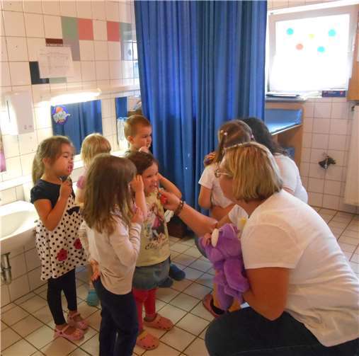 Das richtige Zähne putzen muss gelernt sein. Privat