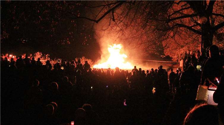 Das riesige Martinsfeuer am Rheinufer zog Klein und Klein in seinen Bann. Fotos: KBL