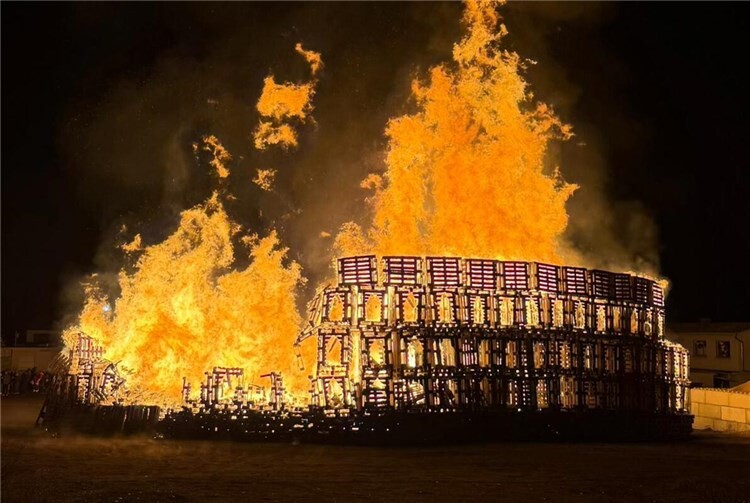 Das römische Kolosseum aus Paletten wurde feierlich abgebrannt.Fotos: privat