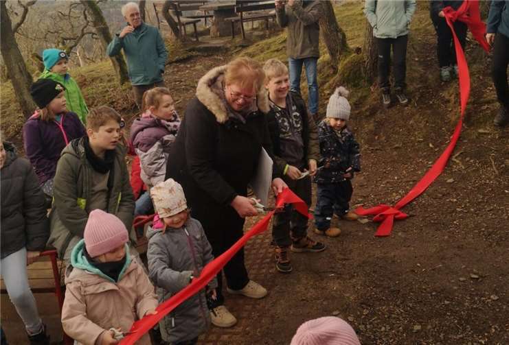 Das rote Band wird durchschnitten, eifrige Kinderscheren halfen mit. Quelle: Eifelverein Dernau