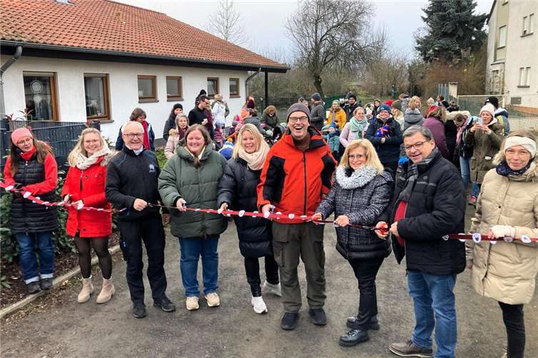 Das rote Band zur offiziellen Eröffnung durchschneiden Lidia Mycek-Galant, Paula Warnecke, Detlev Leersch, Verena Lellmann, Tatjana Boos, Pfarrer Norbert Missong, Sandra Rheindorf-Weber, Walter Kill und Ewelina Zurowska. Foto: Thomas Stein