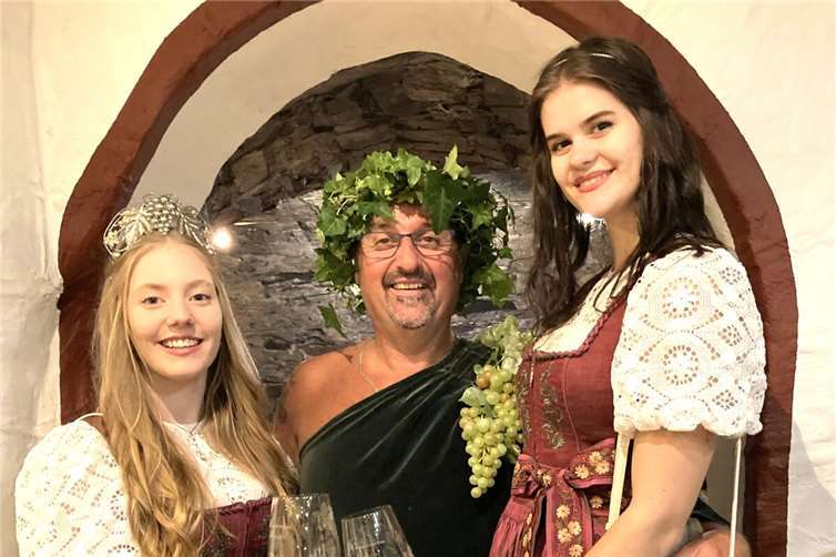 Das royale Trio der Mesenicher Weinvertretung eröffnete in diesem Jahr die überregional beliebte Kellerkirmes. Fotos: TE