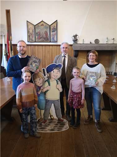 Das rund 30 Seiten umfassende Werk von Autor Jan-Erik Burkard und Illustratorin Ina Lohner entführt die Leser in die Altstadt der bunten Stadt am Rhein.  Foto: Jan-Erik Burkard