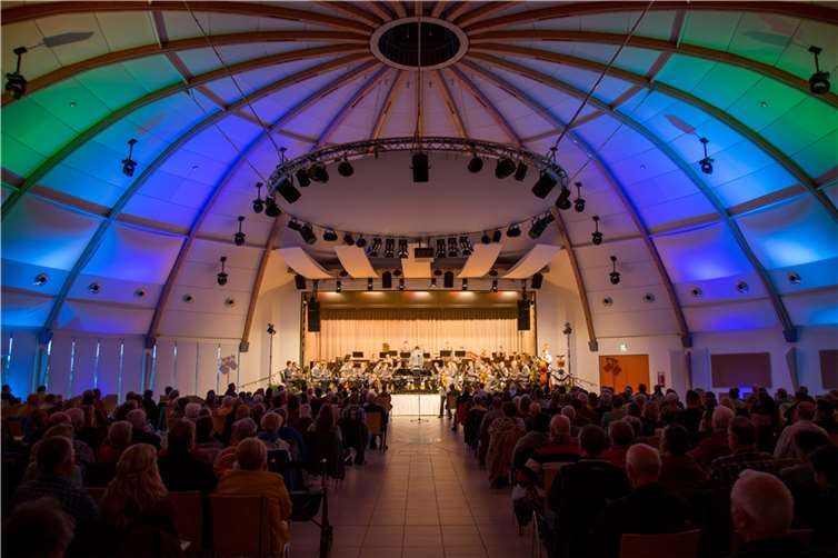 Das rund 60 Personen starke Orchester spielte einige bekannte Meisterwerke wie z.B. „Die diebische Elster“ oder ein Medley von Elton John. Foto: privat