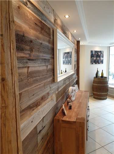 Das rustikale Holz lädt zur näheren Betrachtung ein.