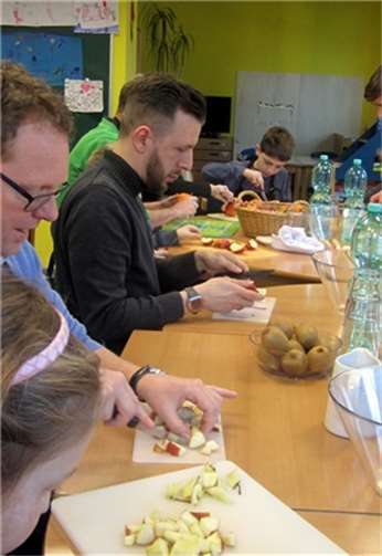 Das sah ja fast schon professionell aus, was die Väter und Kinder da in der Küche anstellten. privat