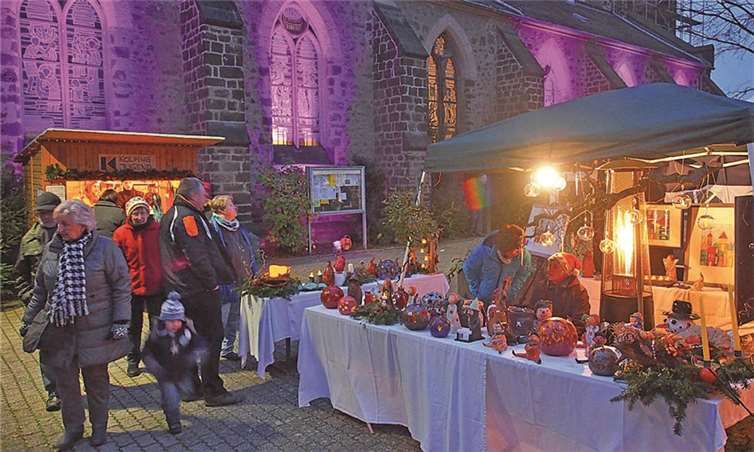 Das satte Violett der Fensternischen der Kirche sorgte für bewundernde Blicke bei den Besuchern.privat