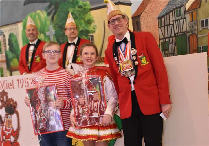 Das scheidende Kinderprinzenpaar Prinz Max I. und Fiona I. wurde von Präsident Dominik Schweminski verabschiedet.
