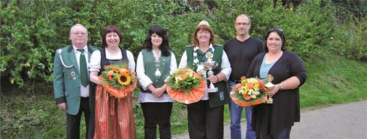 Das scheidende Königspaar Charlotte und Reinhold Neuser, Schülerprinzessin Jil Kleinhaus, neues Königspaar Elke und Michael Heisser, Bürgerkönigin Carmen Hunz-Gandert (v.l.).privat