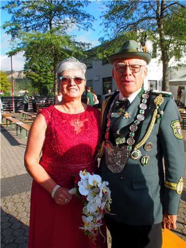 Das scheidende Königspaar Ulrich und Edeltraud Eckhard wünscht allen Teilnehmern ein „Gut Schuss“ und einen fairen Wettstreit.  Foto: privat
