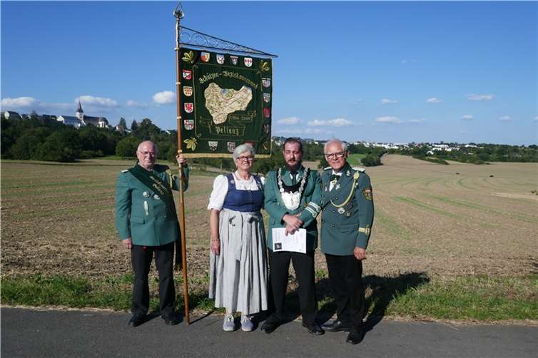 Das scheidende Königspaar wünscht dem neuen König und der Bruderschaft viel Freude und Gut Schuss.
