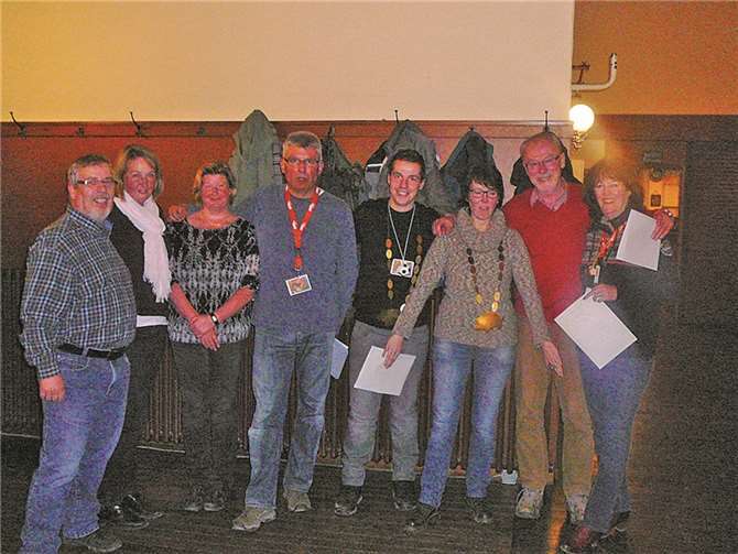 Das scheidende Kohlkönigspaar Aloys Hempel mit Ingrid Schmickler sowie Adjutantin mit dem Organisator, daneben das neue Kohlkönigspaar Marcel Thimm und Claudia Busch mit den beiden Adjutanten. privat