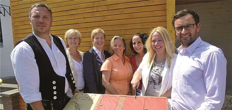 Das schmeckte den Verantwortlichen und Unterstützern - das neue Gerätehaus in Kuchenform. privat