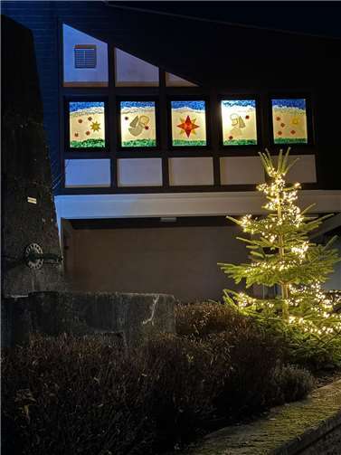Das schmucke Adventsfenster. Foto: Theresia Henzgen