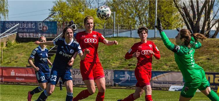 Das schöne Tor von Laura Weißenfels kommt in der 91. Minute leider zu spät.Fotos: Roland Schäfges - www.myfoto24.eu
