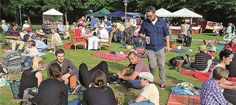 Das schöne Wetter und das vielfältige Beiprogramm bei der „Nacht unter der Kastanie“ lockten Hunderte Besucher auf den Stephansberg in Meckenheim. STEIN
