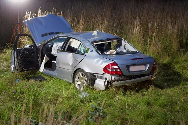 Das schwer beschädigte Fahrzeug.  Foto: Feuerwehr