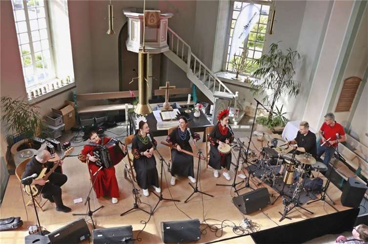 Das sechsköpfige Ensemble (vier Frauen mit Federkopfputz und zwei Männer) zauberte den Besuchern ein Lächeln ins Gesicht.  Foto: Kulturkreis VG Selters e.V.