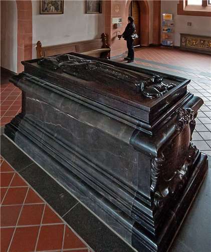 Das sehenswerte Hochgrab der Gräfin Katharina von der Mark / St.-Nikolaus-Kirche in Mayschoß. Foto: Anton Simons/AW-Wiki