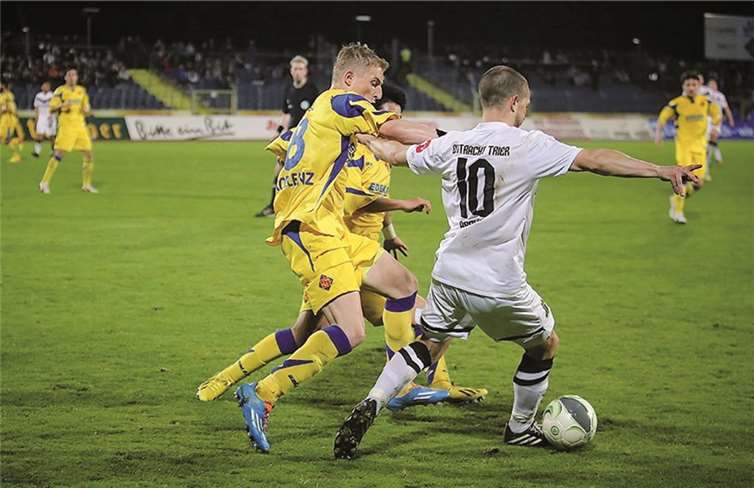 Das sich wie hier der Trierer Alon Abelski (Nr.10) gegen Michael Stahl (TuS Koblenz) durchsetzt soll am Mittwoch die Mülheimer Defensivabteilung verhindern. -TH-