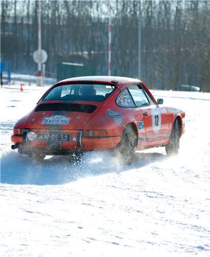 Das sichere Fahren auf Eis und Schnee will gelernt sein. privat