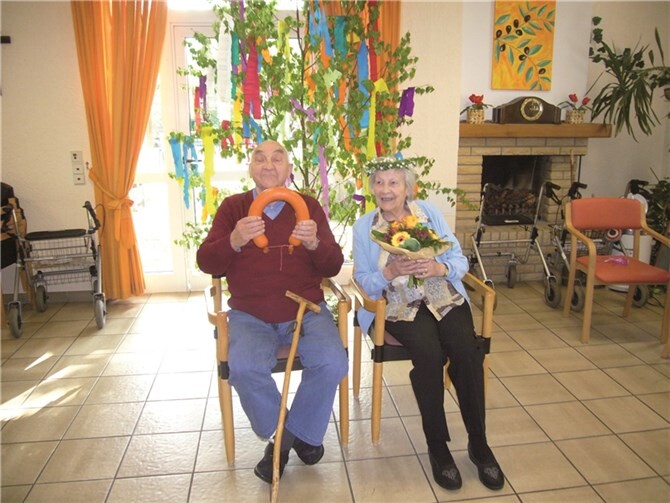 Das sichtlich erfreute Maikönigspaar des Elisabeth-Hauses - Adolf Kalthoff und Hedwig Klein. privat