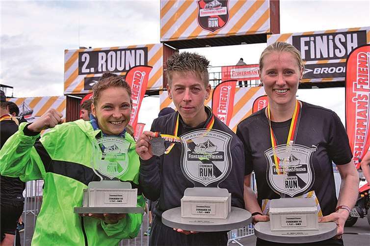 Das siegreiche Damentrio von links: Carole Koster (Platz 2), Susanne Kraus (Siegerin), Sara Nina Beheiri (Platz 3).