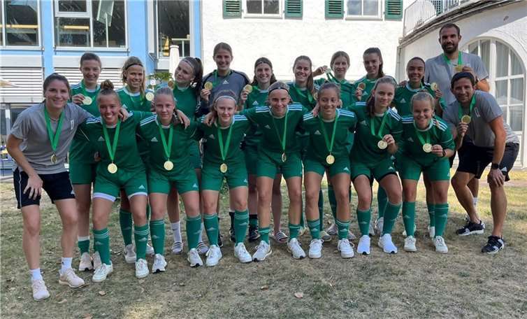 Das siegreiche FVR-Team mit den Trainern Thomas Strotzer (vorne rechts) und Florian Stein (hinten rechts) sowie Co-Trainerin Magdalena Schumacher (links).  Foto: FV Rheinland