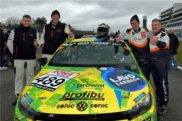 Das siegreiche Fahrerquartett des VW Scirocco von Matilda Racing (v.l.): Felix Schumann und Michael Paatz sowie Joachim und Jürgen Nett.