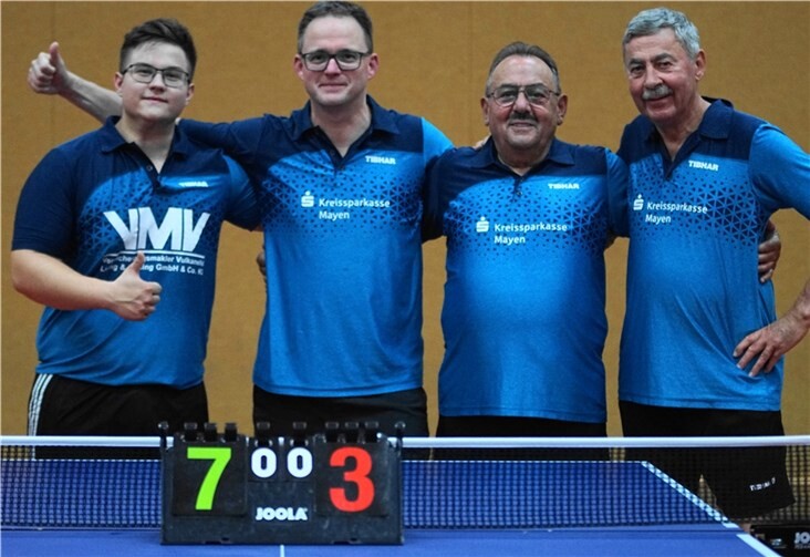 Das siegreiche Kreisligateam (v.l.): Dima Jede, Martin Geilen, Albert Munk und Volker Schneider.  Foto: M. Schreiber