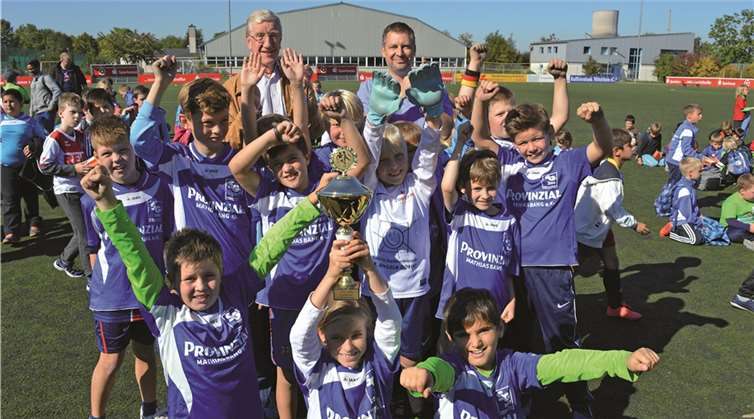 Das siegreiche Team der Grundschule Mülheim freute sich über den Siegerpokal aus den Händen von Albert Weiler und über Brotdosen von Dr. Dominik Dortmann für alle Kinder.privat