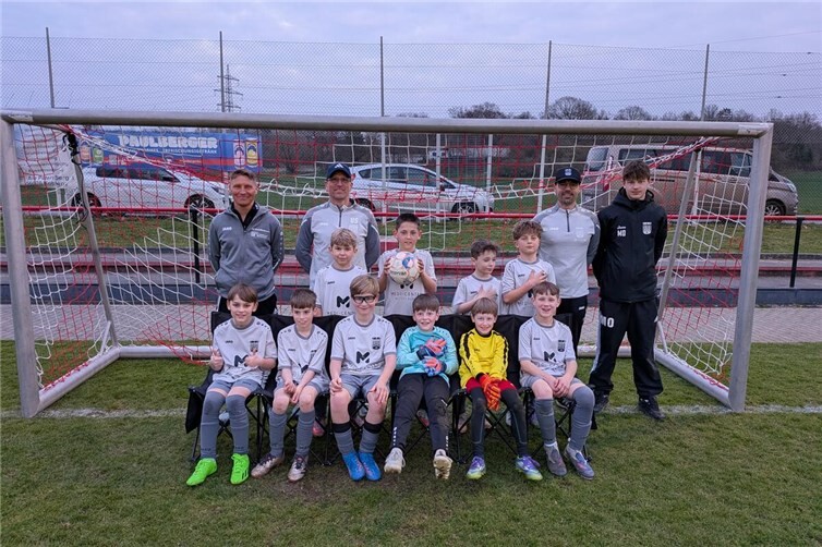 Das siegreiche Team der JSG Nickenich/Eich/Kell E2 mit ihrem Trainerteam h.v.l. Christoph Auer, Udo Schmitt, Lars Lespagnol, Tom Oberender, m.v.l. Theo Müller, David Schmitt, Levy Reichert, Anton Witte, v.v.l. Enno Lange, Lennard Lespagnol, Paul Leyendecker, Max Stern (TW), Fan Moritz Leyendecker, Hannes Auer