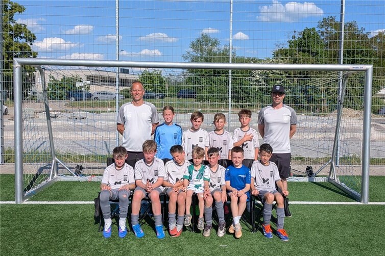 Das siegreiche Team der JSG Nickenich/Eich/Kell E2 nach dem Spiel in Bad Bodendorf. Hinten v.l. Trainer Udo Schmitt, Romy Schmitz, Enno Lange, Theo Müller, Anton Witte, Trainer Lars Lespagnol, vorne v.l. Hannes Auer, Paul Leyendecker, David Schmitt, Fan Jannis Lespagnol, Lennard Lespagnol, Levy Reichert und Noah Mosen