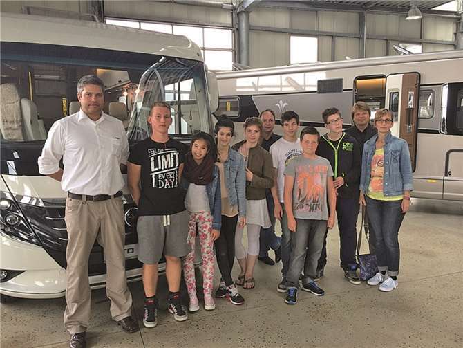 Das siegreiche Team der Konrad-Adenauer Realschule Plus aus Vallendar bei ihrem Besuch bei der Firma Niesmann+Bischoff in Polch. privat