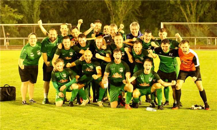 Das siegreiche Team des SV Oberzissen steht nun im Finale gegen die SG Westum. Foto @ Claus Deptalla