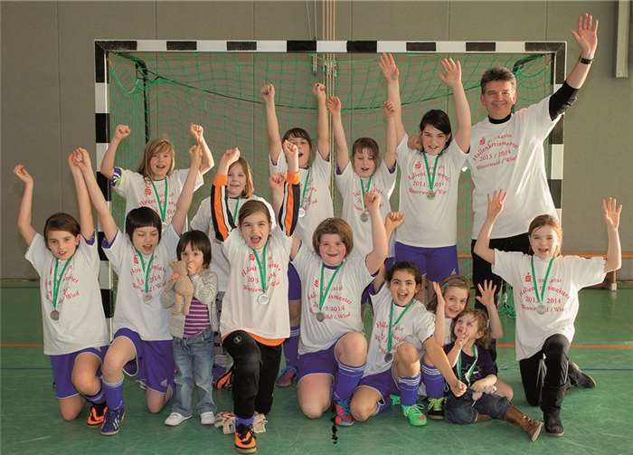Das siegreiche Team - (hinten von links) Mannschaftskapitän Kirsy Blum, Gina Marie Schafstädt, Hanna Kulpe, Juliette Vietze, Annabel Alof und Trainer Frank Muscheid sowie (vorne von links) Laura Müller, Yvonne Hackmann, Torfrau Celine Spohr, Lina Jordan, Jasmin Rihani , Lana Zoe Bohn und Amelie Prie.privat