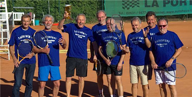 Das siegreiche Team (v. l.) Toni Schweitzer, Christoph Hilpisch, Hans-Werner Remy, Reinhard Schröck, Burkhard Jaeger, Ulli Scheyer, Rainer Konrath und Ulli Gonsberg wird mit Klaus Müller (fehlt auf dem Foto) und den in die Oberliga aufgestiegenen Herren 65 im August die schon traditionellen Ziele München und Kloster Andechs zum Feiern ansteuern. Nicole Scheyer (TC Rhein-Wied)