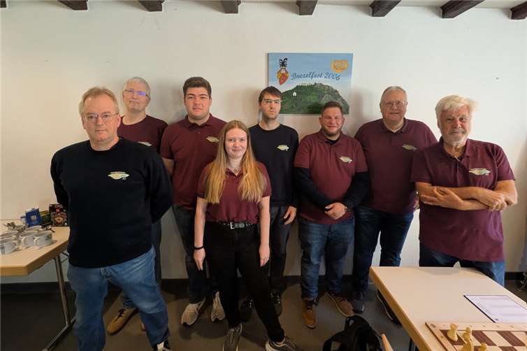 Das siegreiche Team (v.l. n.r. Helmut Bürger, Thorsten Kammer, Julian Köhler, Mannschaftskapitänin Elisa Naumann, Luca Häusler, Christian Wolf, Ralf Oehrle, Jürgen Kaster; es fehlt: Tobias Naumann).  Foto: Schachclub Talentschmiede Ahrtal