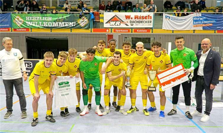 Das siegreiche Team von TuS Koblenz erhielte den neuen Wanderpokal aus den Händen von Michael Diesler, neuer Verkaufsleiter der Firma Sesterhenn (re.).  Foto: Irene Appel