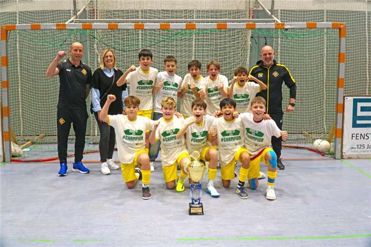 Das siegreiche Team war am Ende die TuS aus Koblenz, die den Pokal und die Siegershirts aus den Händen der Mülheim-Kärlicher Beigeordneten, Martina Böth-Baulig erhielten (2.v.l.).  Foto: Irene Appel