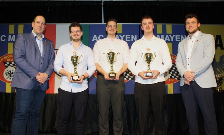 Das siegreiche Trio im SIM Racing mit Tim Buck, Moritz Danhausen und Mikka Buck empfängt seine Pokale.