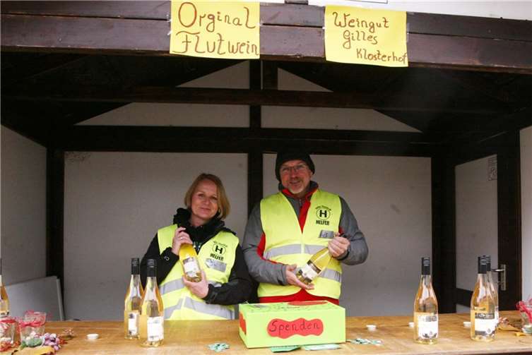Das sind Gaby und Ralf vom Helfer Shuttle. Sie kommen vom Niederrhein aus der Nähe von Venlo und waren zum zwölften mal an der Ahr um zu Helfen. Hier verkaufen sie Original Flutwein.