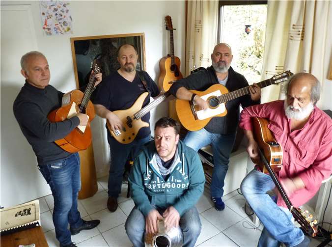 Das sind „Los Manolos“ (von links nach rechts): Manuel Cabello Torres, Gianni, Bruno, Harindra.Vorne Mitte: Manuel Albaida. Foto: BV