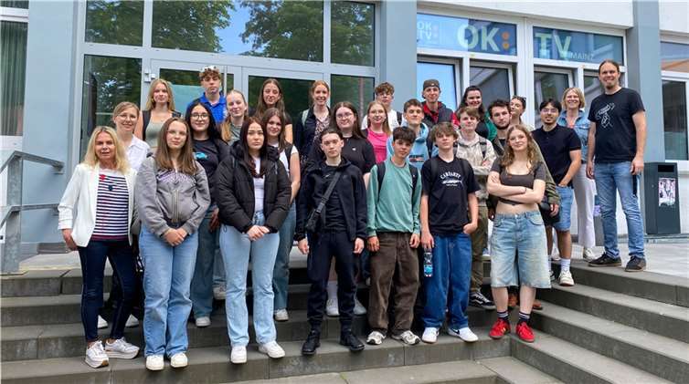 Das sind die Schülerinnen und Schüler mit ihrer Lehrerin von der Realschule plus in Cochem. Vorne links Gabi Seng, betreuende SWR-Redakteurin, ganz rechts Florian Tremmel vom OKTV.  Foto: SWR / Franziska Lenhardt